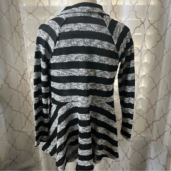 Women’s Daisy Fuentes Black White Striped Cardigan Size Small - Picture 2 of 8
